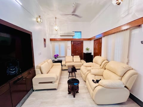 Communal lounge/ TV room, TV and multimedia, Living room, Seating area, air conditioner