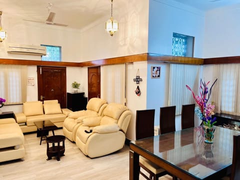 Communal lounge/ TV room, TV and multimedia, Living room, Dining area, air conditioner