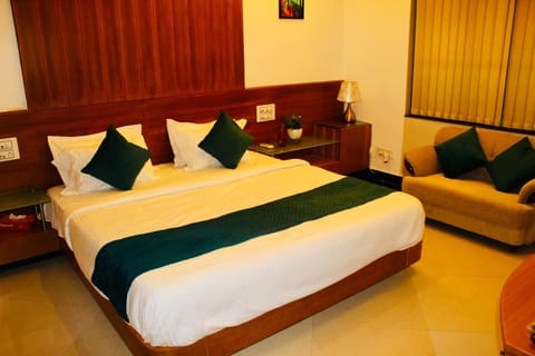 Bed, Photo of the whole room, Seating area, Bedroom