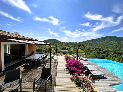 Villa CORAIL privée et climatisée pour 10 personnes avec piscine et superbe vue mer et collines à La Londe-les-Maures Villa in La Londe-les-Maures