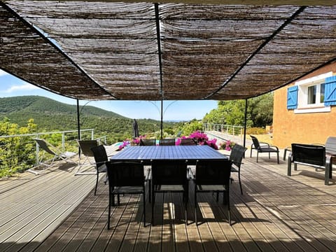 Villa CORAIL privée et climatisée pour 10 personnes avec piscine et superbe vue mer et collines à La Londe-les-Maures Villa in La Londe-les-Maures