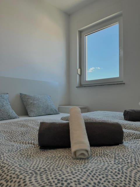 Bed, Living room, Photo of the whole room, Seating area, Bedroom