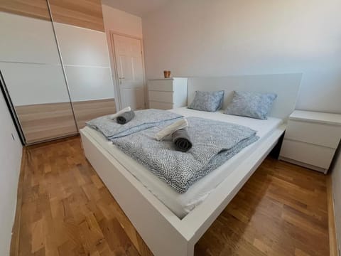 Bed, Bedroom, towels, wardrobe