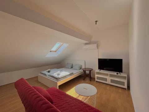 Bed, TV and multimedia, Photo of the whole room, Evening entertainment, Bedroom