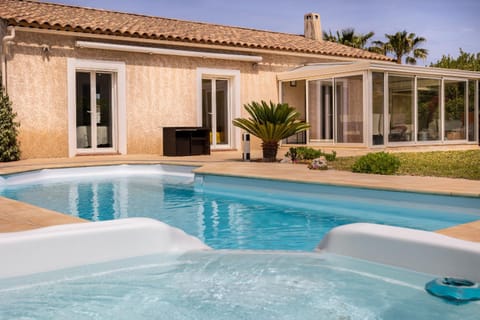 Villa de standing avec piscine dans le Var, à 10km des plages Villa in Hyères