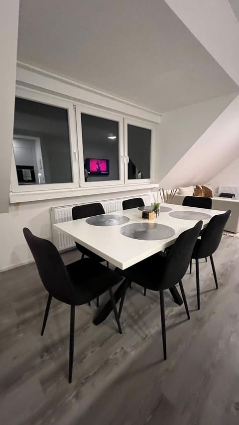Reviv - Traumhaftes 3 Zimmer Apartment Condo in Brühl