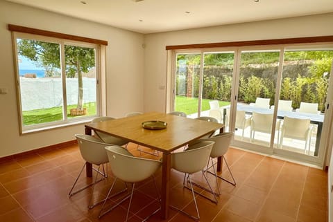 Day, View (from property/room), Dining area, Garden view