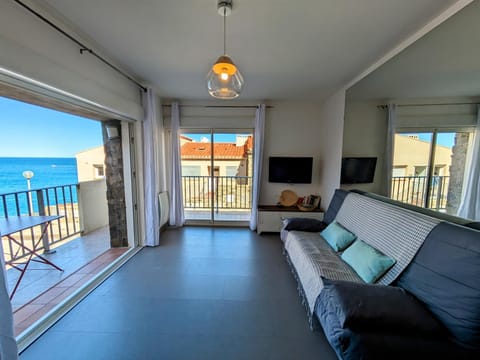 Patio, TV and multimedia, Balcony/Terrace, Living room, Seating area, Sea view, fireplace, locker