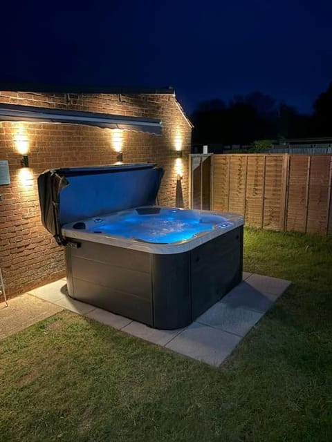 Garden, Hot Tub