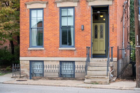 1BR with Parking - Walk to Convention Center & Stadiums Apartment in Licking Riverside