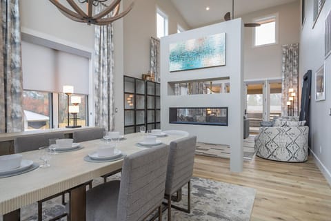 Skyview Oasis Modern Build 1 Mile from Downtown Black Mtn! Maison in Black Mountain