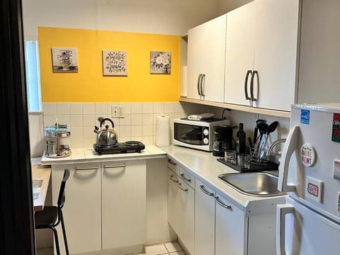 Coffee/tea facilities, Kitchen or kitchenette, stove, toaster