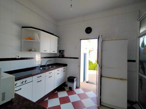 Kitchen or kitchenette, minibar, stove