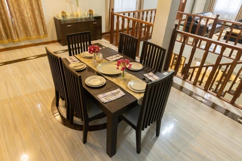 Living room, Food and drinks, Seating area, Dining area, Food