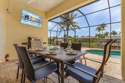 Gulf Access, Kayaks, Heated Pool - Villa Happy Hour - Roelens Vacations House in Cape Coral