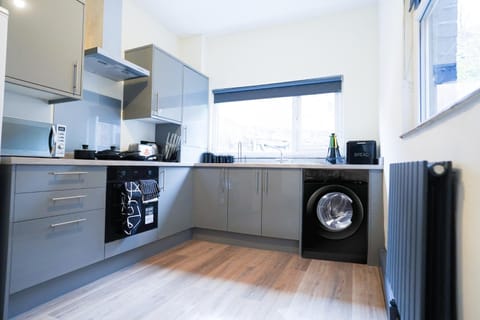 Kitchen or kitchenette, oven, toaster, washing machine