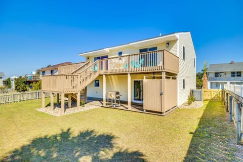 Atlantic Beach Home with Deck and Grill Walk to Beach House in Atlantic Beach