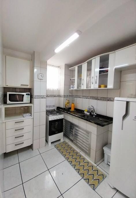 Kitchen or kitchenette, minibar, stove