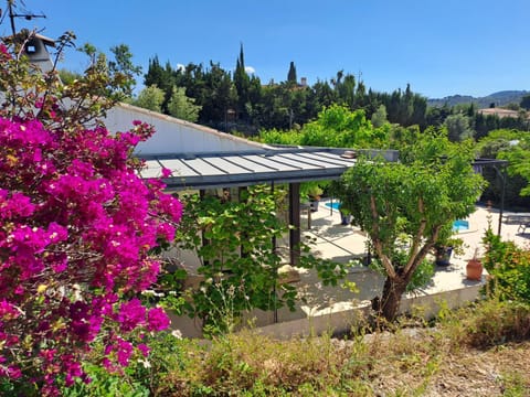 VILLA climatisée, avec 3 Chambres , Piscine, et terrain arboré Villa in La Cadière-d'Azur