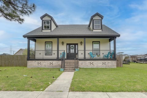 Cozy Arabi Home with Yard about 6 Mi to French Quarter! Haus in Arabi
