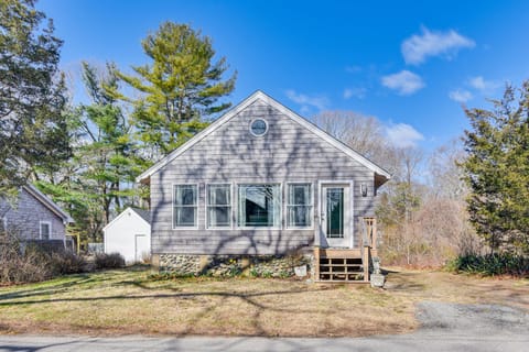Cozy Rhode Island Retreat with Yard, Near Beaches! Haus in North Kingstown