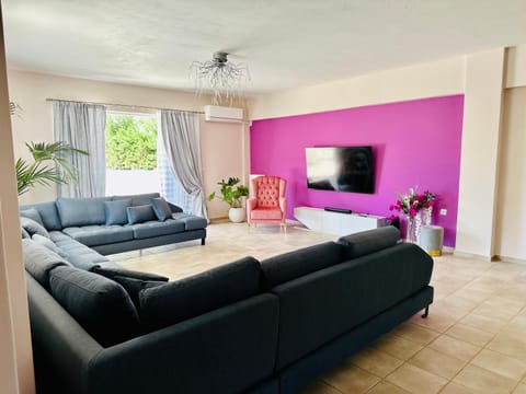 Communal lounge/ TV room, TV and multimedia, Living room, Seating area, Evening entertainment