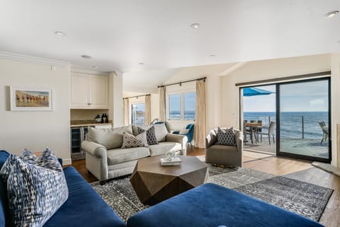 Luxury, renovated, oceanfront home with incredible deck & views - dogs welcome Haus in La Jolla