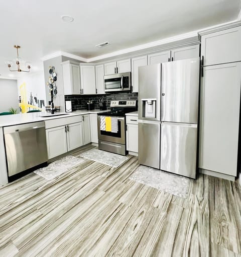 *The Gemstone* Newly Renovated, Stylish, Spacious Condo in Summerville