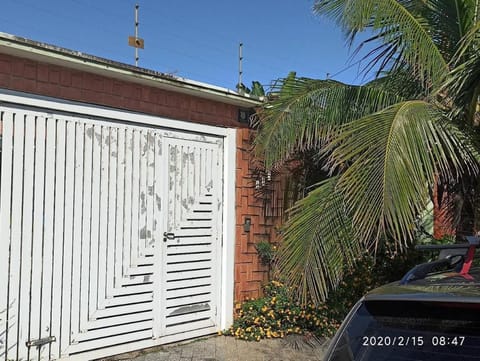 Casa espaçosa 100 metros da praia,para ate 12 pessoas House in Peruíbe