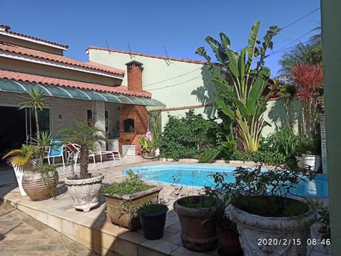 Casa espaçosa 100 metros da praia,para ate 12 pessoas House in Peruíbe