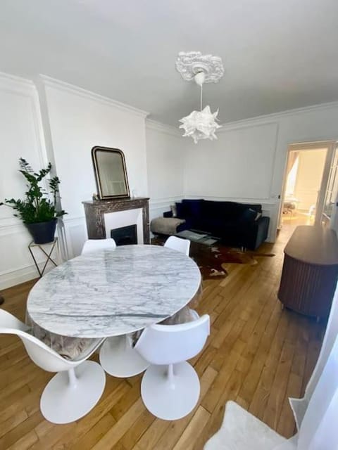 Superbe appartement avec moulures et cheminé Apartment in Levallois-Perret