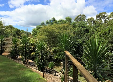 Private 2 Bedroom Cottage with Lakeview House in Maleny