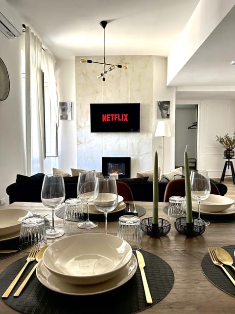 Communal lounge/ TV room, TV and multimedia, Living room, Food and drinks, Seating area, Dining area, Evening entertainment