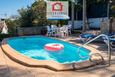 Pool view, Swimming pool, sunbed