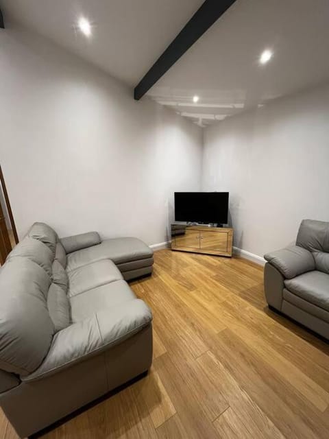 Communal lounge/ TV room, TV and multimedia, Living room, Seating area, Evening entertainment