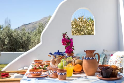 Day, Natural landscape, Dining area, Mountain view, Drinks