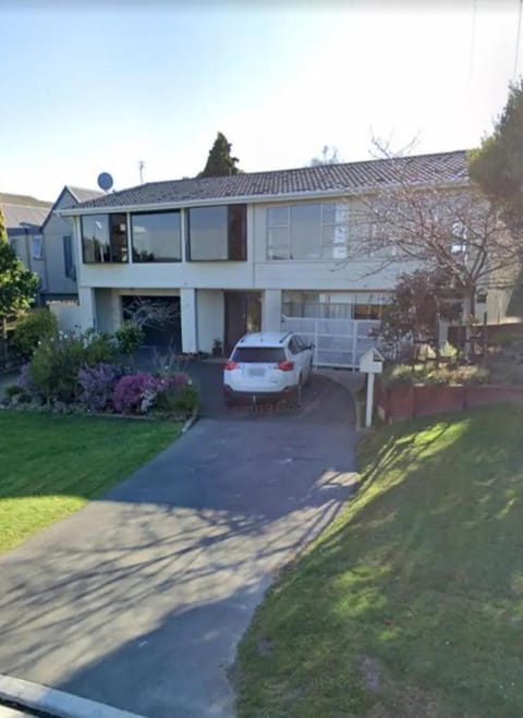 Property building, Day, Neighbourhood, Garden, Garden view, Street view, Parking