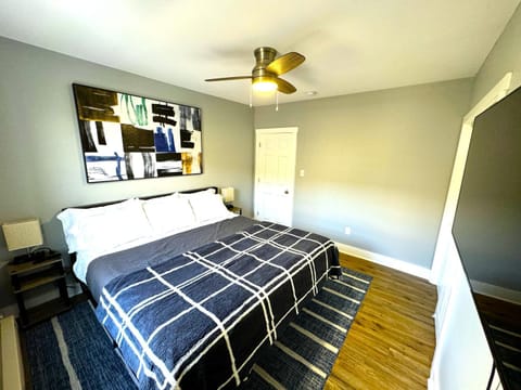 Modern Cozy walk up with King Bed Condo in Wilmington