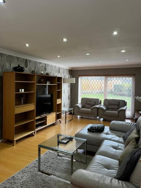 Spacious 4-Bed Haven - Free Parking & Wi-Fi House in Prestwich