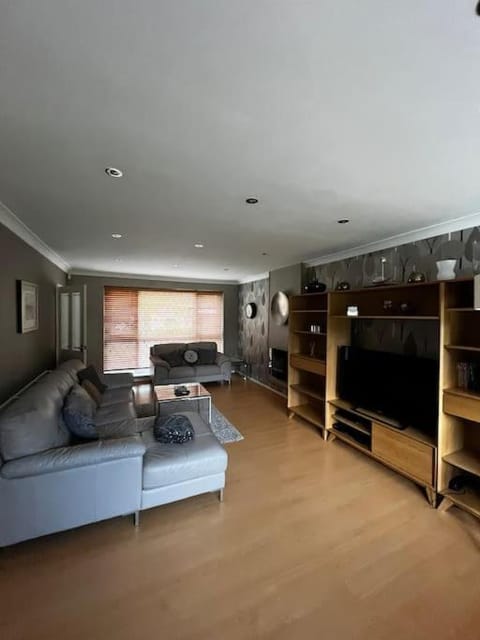 Communal lounge/ TV room, TV and multimedia, Living room, Seating area, Evening entertainment