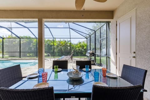 Great Location, Minutes to the Beach, Two Heated pools , sleeps 17! - Pelican Junction - Roelens House in Cape Coral