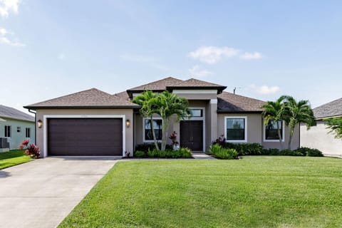 Great Location, Minutes to the Beach, Two Heated pools , sleeps 17! - Pelican Junction - Roelens House in Cape Coral