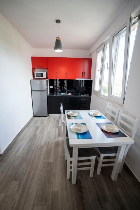 Kitchen or kitchenette, Dining area, dishwasher, minibar, oven, pet friendly, stove, toaster