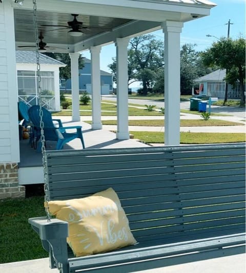 *Chic Beach Cottage Retreat* near Beach/downtown House in Gulfport