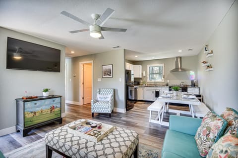 Kitty Hawk Apartment with Hot Tub - 1 Mi to Beach! Apartment in Kitty Hawk