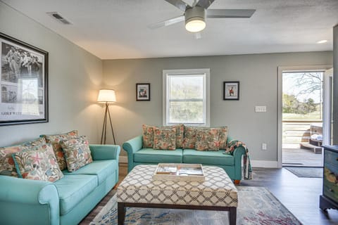 Kitty Hawk Apartment with Hot Tub - 1 Mi to Beach! Apartment in Kitty Hawk