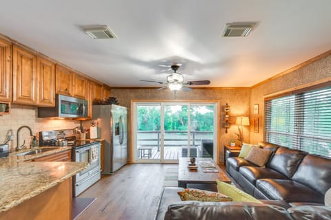 Rustic River Cabin with Dock and Covered Deck! Apartment in Waco