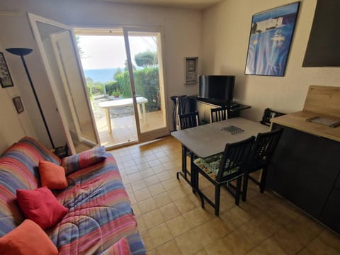 Appartement T2 avec vue mer, piscine et parking - Rayol-Canadel-sur-Mer - FR-1-100-331 Apartment in Rayol-Canadel-sur-Mer