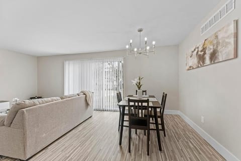 Modern Elegance Two-Bedroom One-Bathroom in Rochester Hills Condominio in Rochester