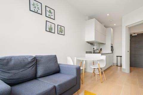 One Bedroom Serviced Apartments in Harrow Condo in Pinner